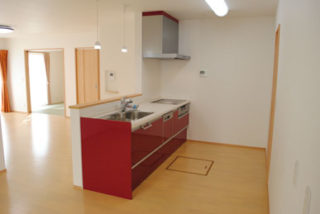 赤が特徴のオシャレ対面キッチン