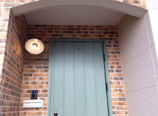 板張り調のドアやレンガ風タイルが可愛い玄関